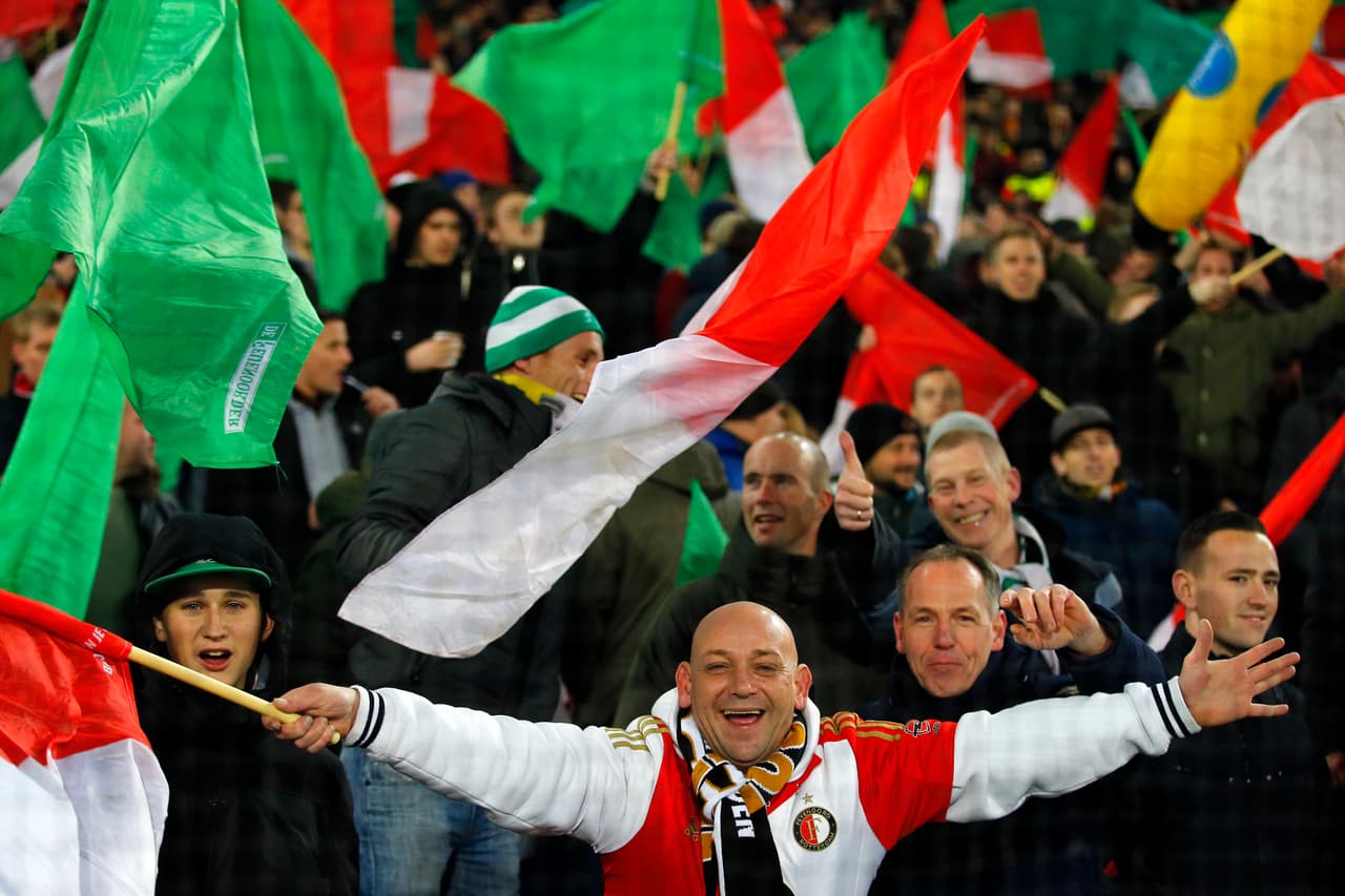 La irregular temporada del Feyenoord no impidió que los seguidores locales se mostraran optimistas contra el líder.