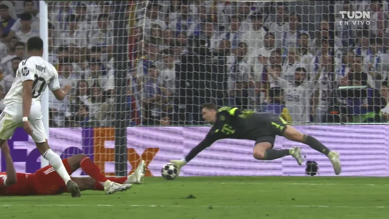 ¡Pónganle un monumento a Neuer! Otro atajadón del alemán para salvar al Bayern