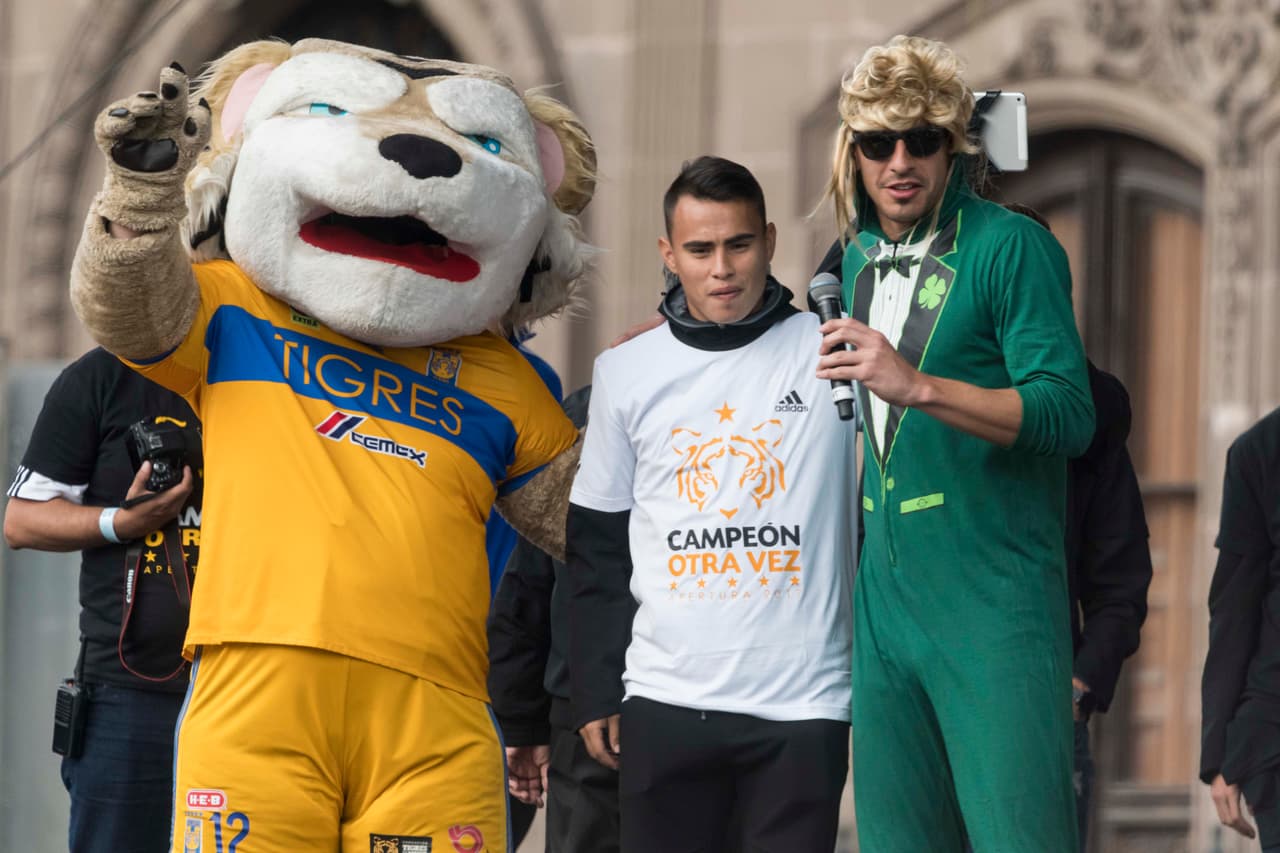 El portero argentino se vistió de manera extravagante durante los festejos de los universitarios. Además, la hizo de maestro de ceremonias en la Macroplaza.