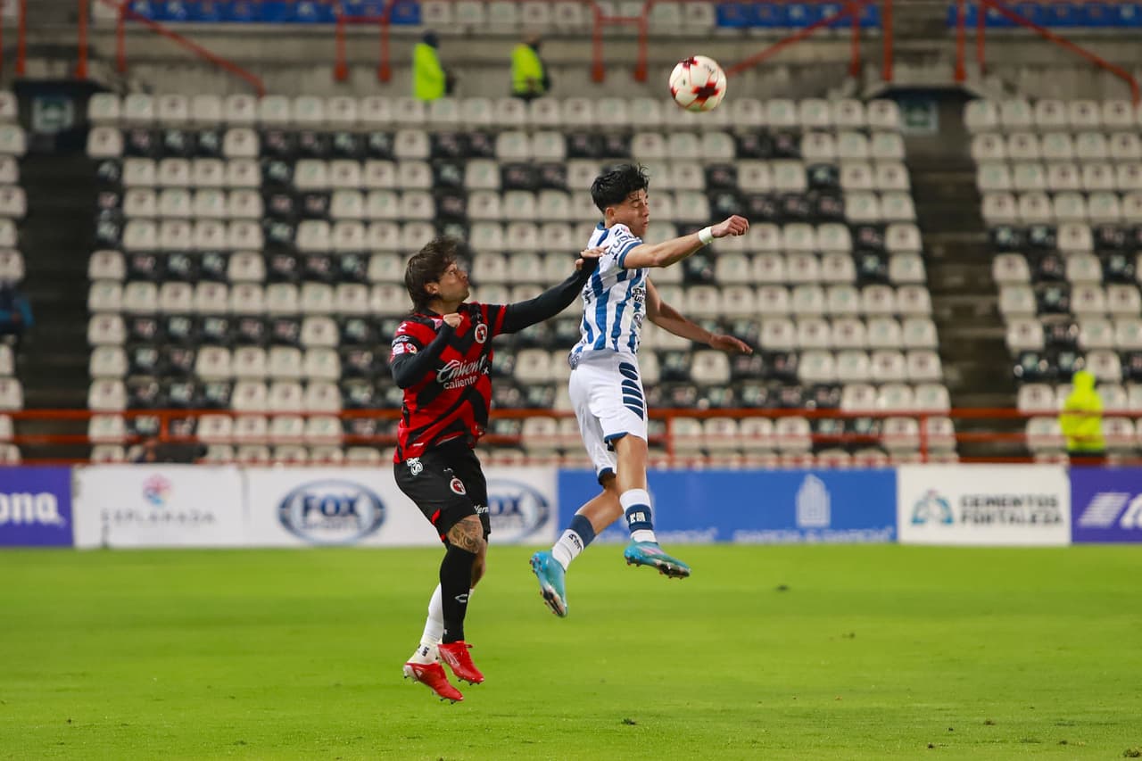 Pachuca perdonó a Xolos y hasta se dio el lujo de fallar un penal por conducto de Nico Ibáñez. El punto le alcanzó para recuperar el liderato por la diferencia de goles.