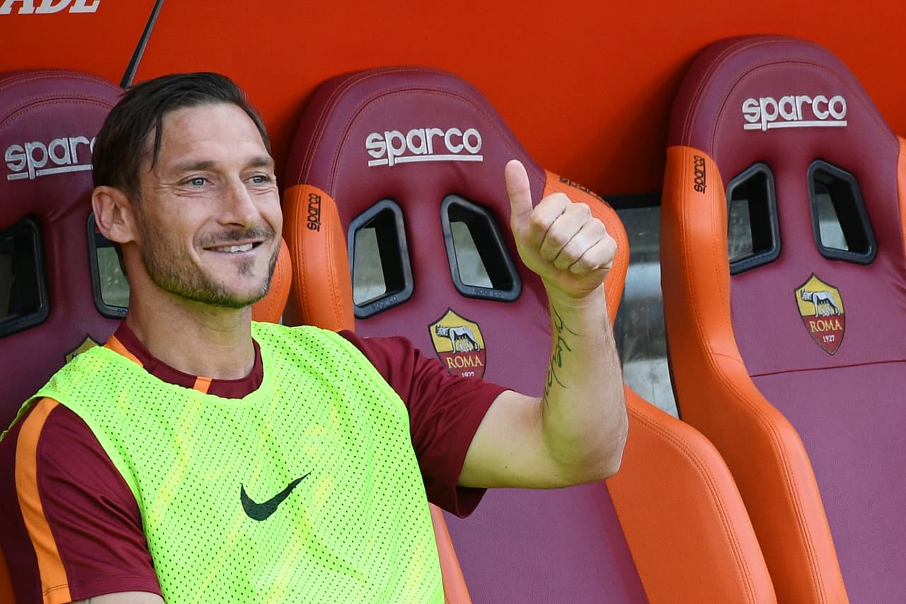 Los fanáticos de Roma le dieron una cálida despedida a Francesco Totti, el eterno capitán, en su despedida del fútbol profesional. Todos vistieron el '10', llevaron pancartas y posaron con una estatua y aclamaron al jugador, que fue suplente contra Genoa pero entró en el triunfo 3-2, en su último juego tras 24 años con el equipo.