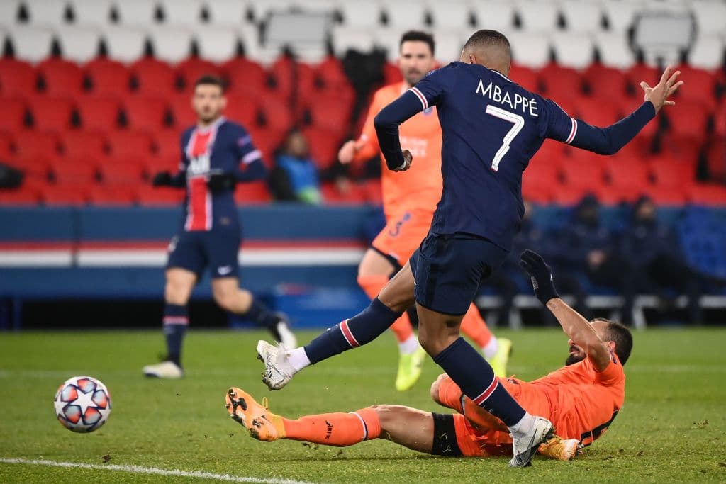 Neymar marcó a los 21’, 37’ y 50’; Mbappé cobró un penal (42’) y marcó el quinto a los 62’. Por Basaksehir descontó Mehmet Topal (57’). El próximo compromiso del cuadro de Tuchel será ante el Lyon en duelo de la Ligue 1.