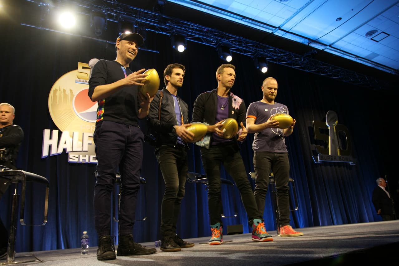 La banda británica, liderada por Chris Martin, hicieron su presentación en conferencia de prensa para dar algunos detalles de su presentación del medio tiempo en el Super Bowl 50. Checa las imágenes.
