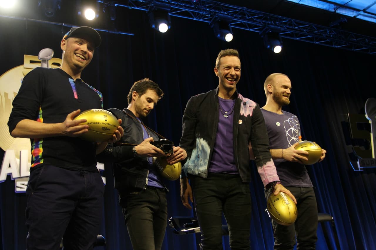 La banda británica, liderada por Chris Martin, hicieron su presentación en conferencia de prensa para dar algunos detalles de su presentación del medio tiempo en el Super Bowl 50. Checa las imágenes.