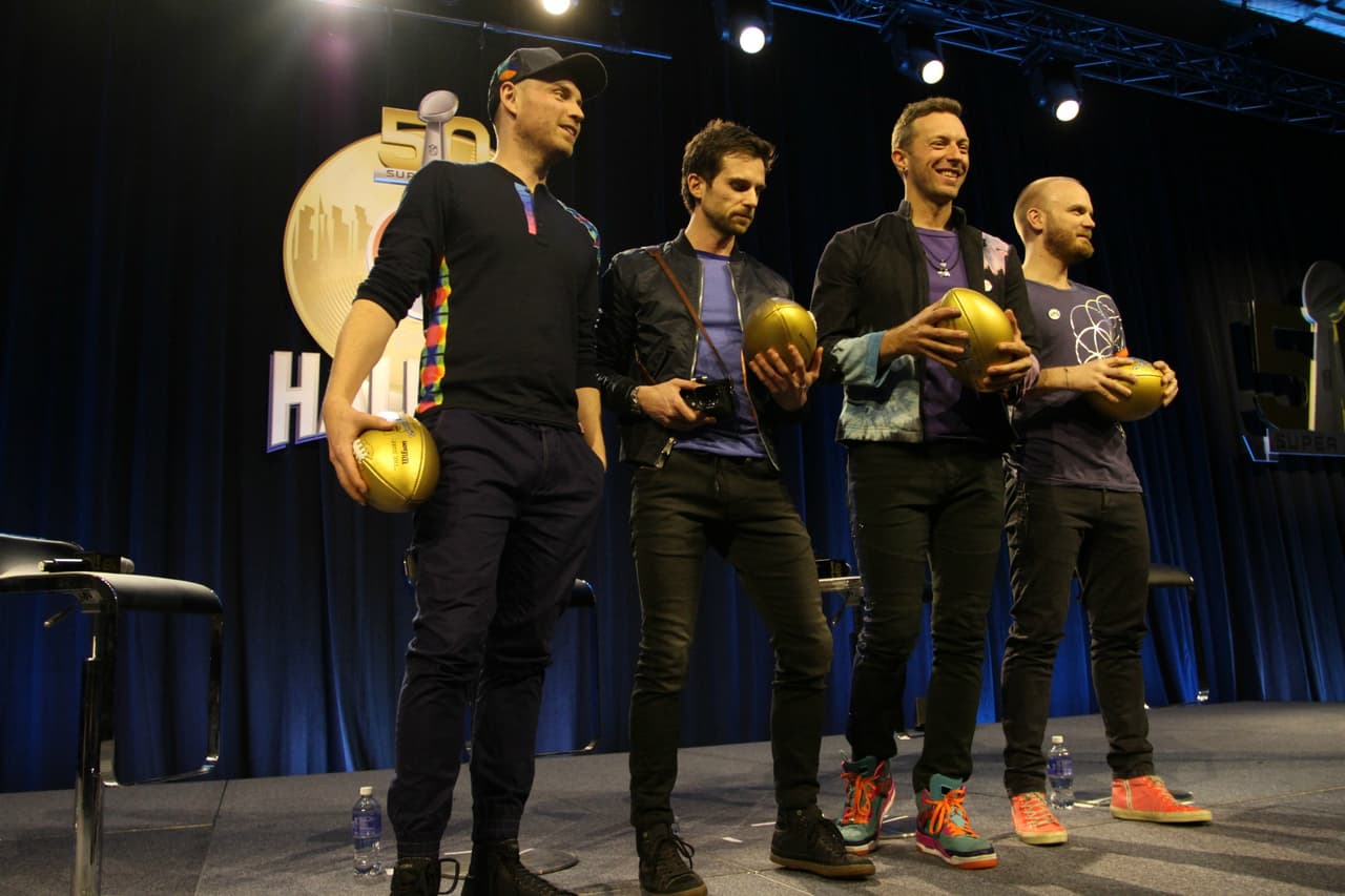 La banda británica, liderada por Chris Martin, hicieron su presentación en conferencia de prensa para dar algunos detalles de su presentación del medio tiempo en el Super Bowl 50. Checa las imágenes.