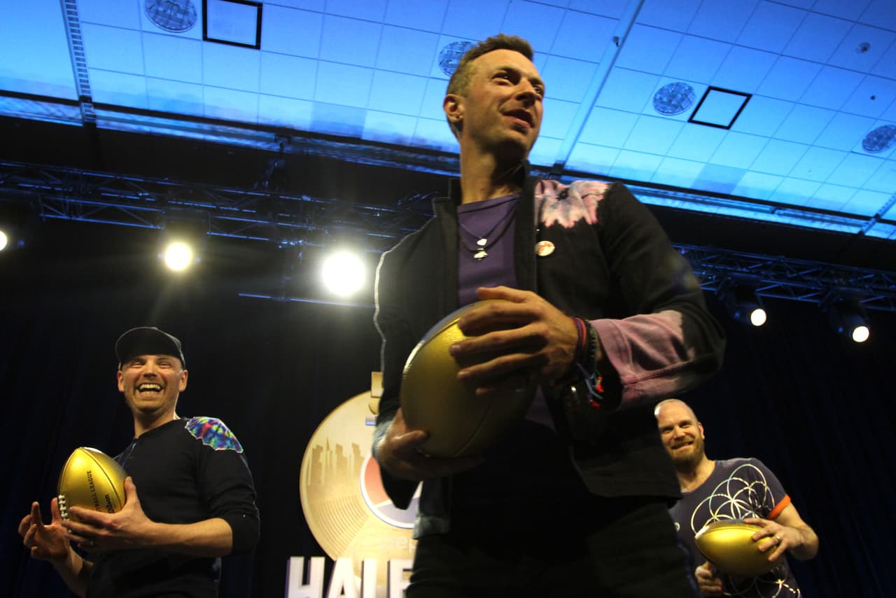 La banda británica, liderada por Chris Martin, hicieron su presentación en conferencia de prensa para dar algunos detalles de su presentación del medio tiempo en el Super Bowl 50. Checa las imágenes.