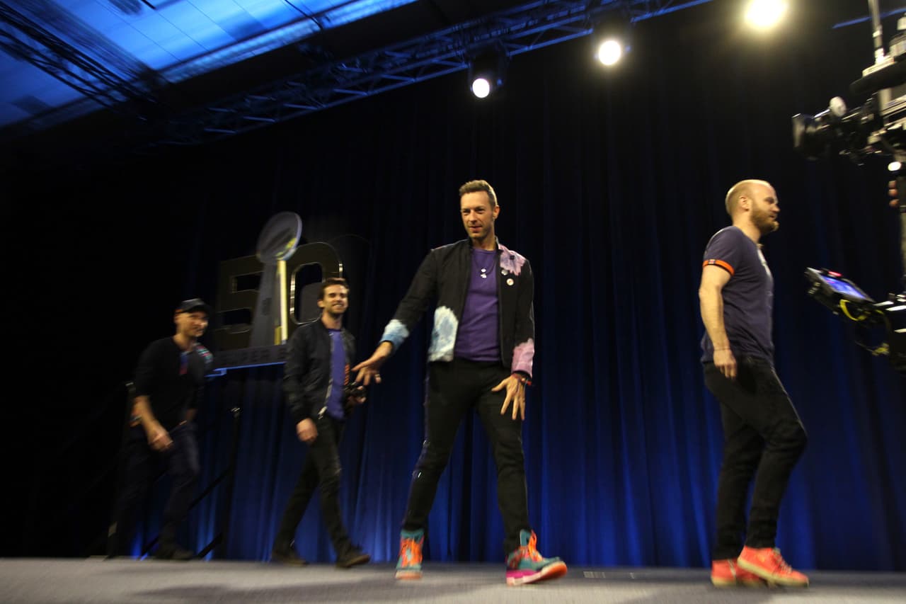 La banda británica, liderada por Chris Martin, hicieron su presentación en conferencia de prensa para dar algunos detalles de su presentación del medio tiempo en el Super Bowl 50. Checa las imágenes.