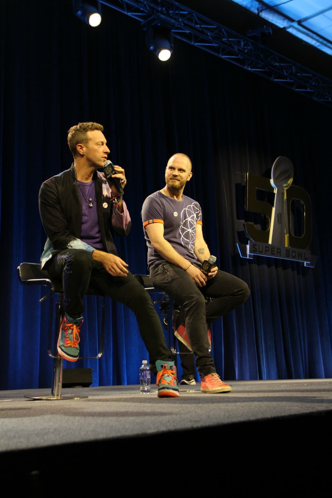 La banda británica, liderada por Chris Martin, hicieron su presentación en conferencia de prensa para dar algunos detalles de su presentación del medio tiempo en el Super Bowl 50. Checa las imágenes.