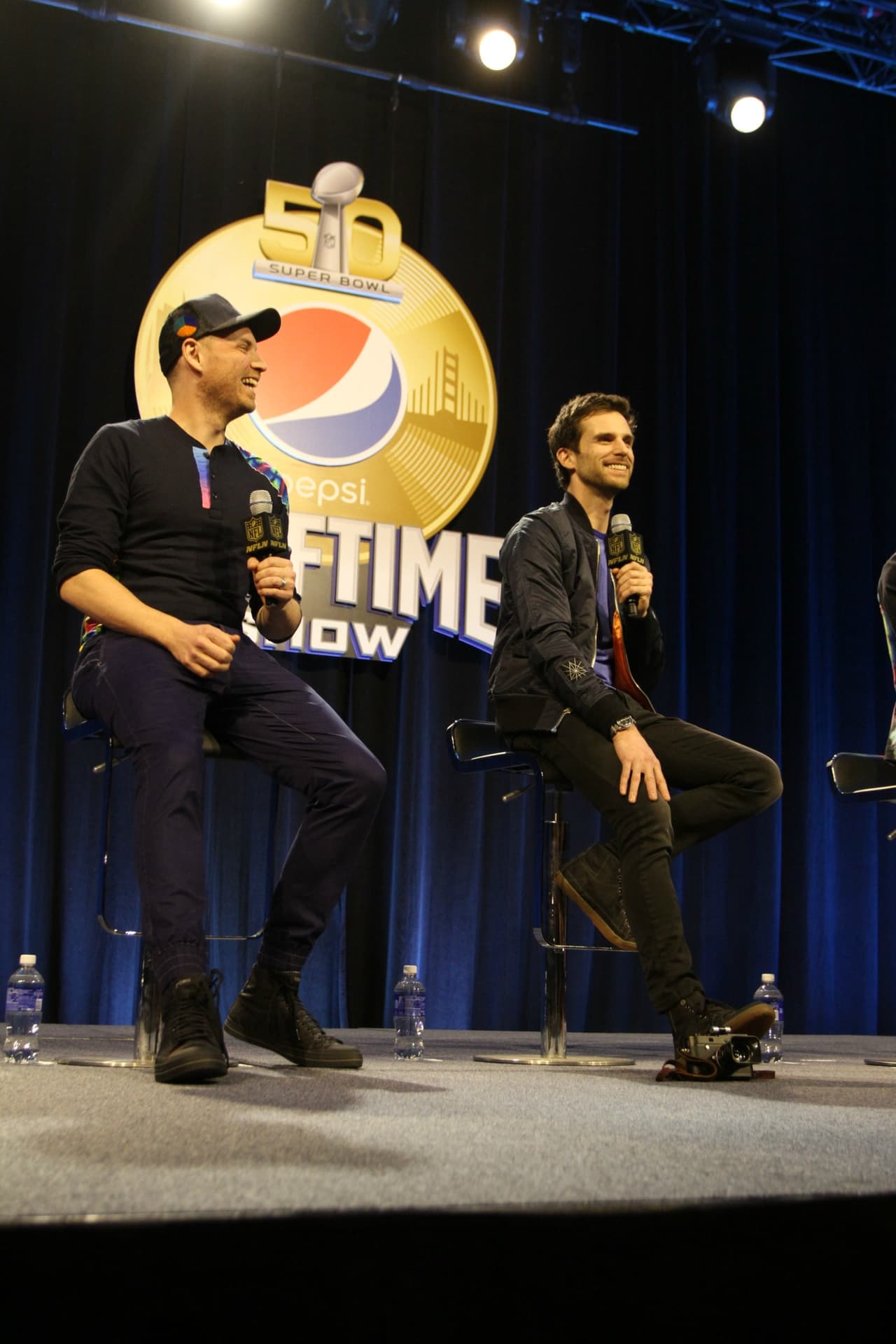 La banda británica, liderada por Chris Martin, hicieron su presentación en conferencia de prensa para dar algunos detalles de su presentación del medio tiempo en el Super Bowl 50. Checa las imágenes.