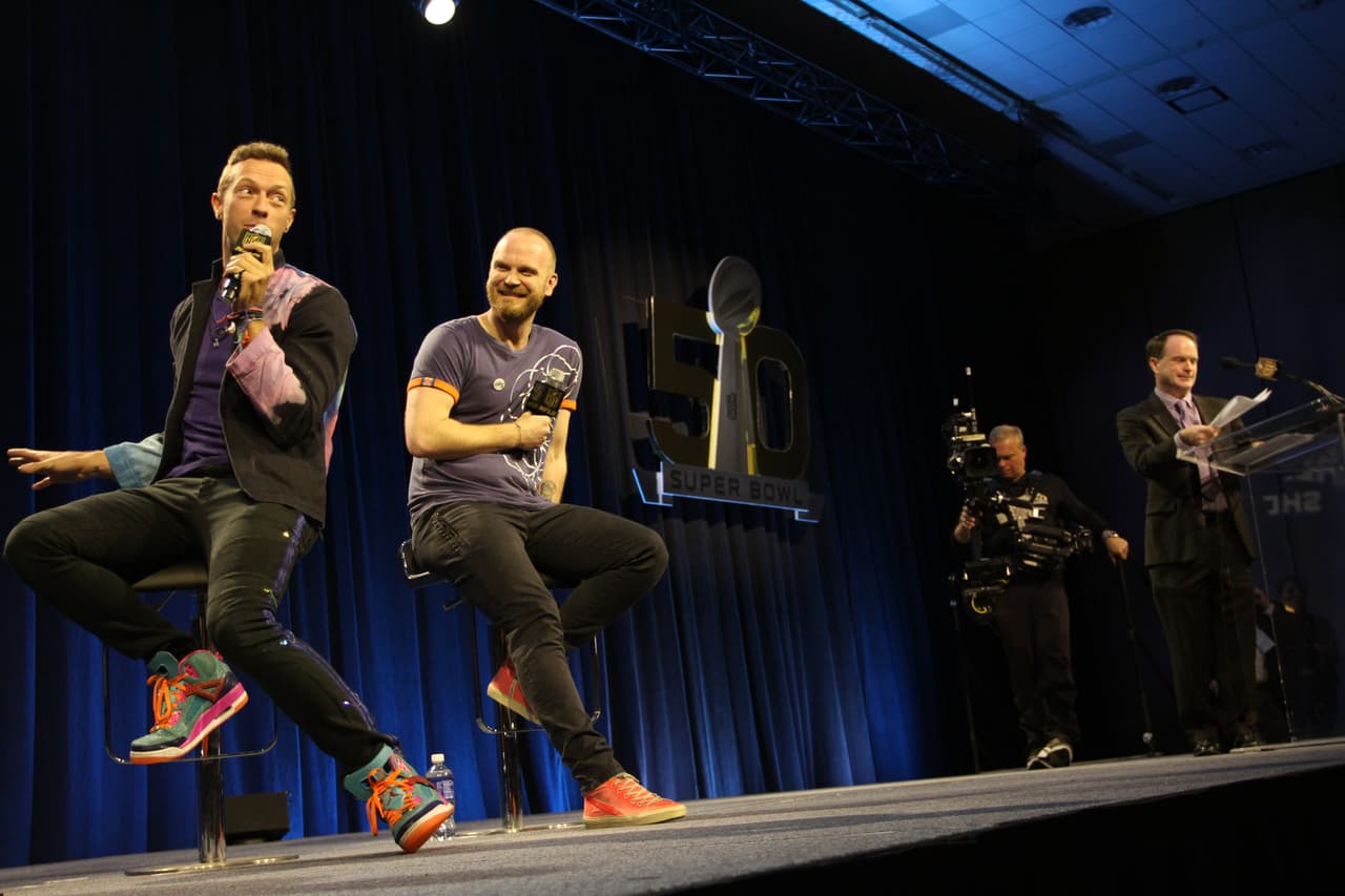 La banda británica, liderada por Chris Martin, hicieron su presentación en conferencia de prensa para dar algunos detalles de su presentación del medio tiempo en el Super Bowl 50. Checa las imágenes.
