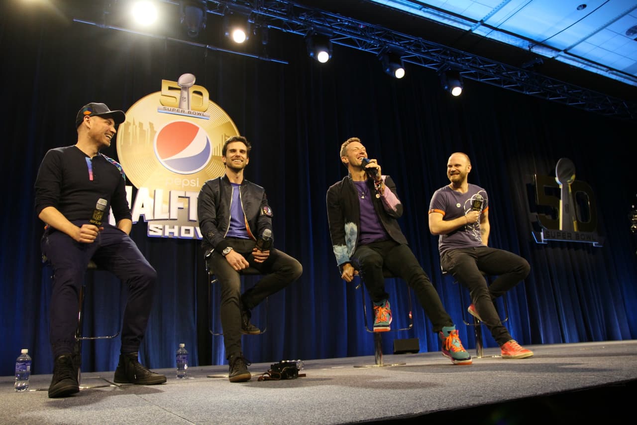 La banda británica, liderada por Chris Martin, hicieron su presentación en conferencia de prensa para dar algunos detalles de su presentación del medio tiempo en el Super Bowl 50. Checa las imágenes.