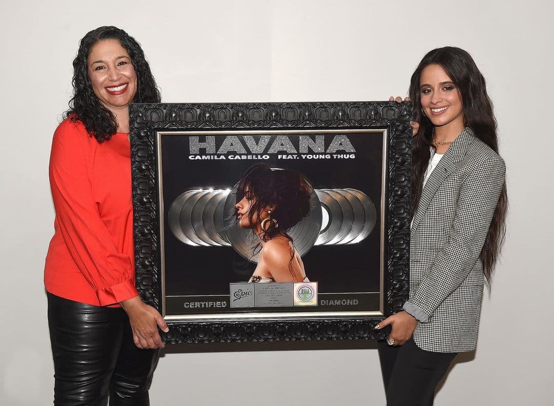 "Gracias a mis increíbles coguionistas y productores Frank Dukes, Ali Tamposi, Andrew Watt, Pharrell, Lou Bell, Brian Lee, Starrah y Young Thug, por ser mi colaborador en esto. Y gracias a mis increíbles fans. Yo los amo a todos ❤️ ", cerró.