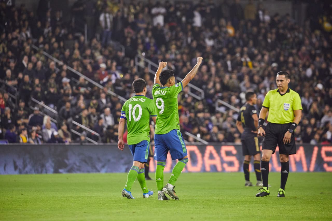Edaurd Atuesta (17’) abrió el marcador para LAFC. Raúl Ruidíaz (22’, 64’) y Nicolás Lodeiro (26’) anotaron por los visitantes.