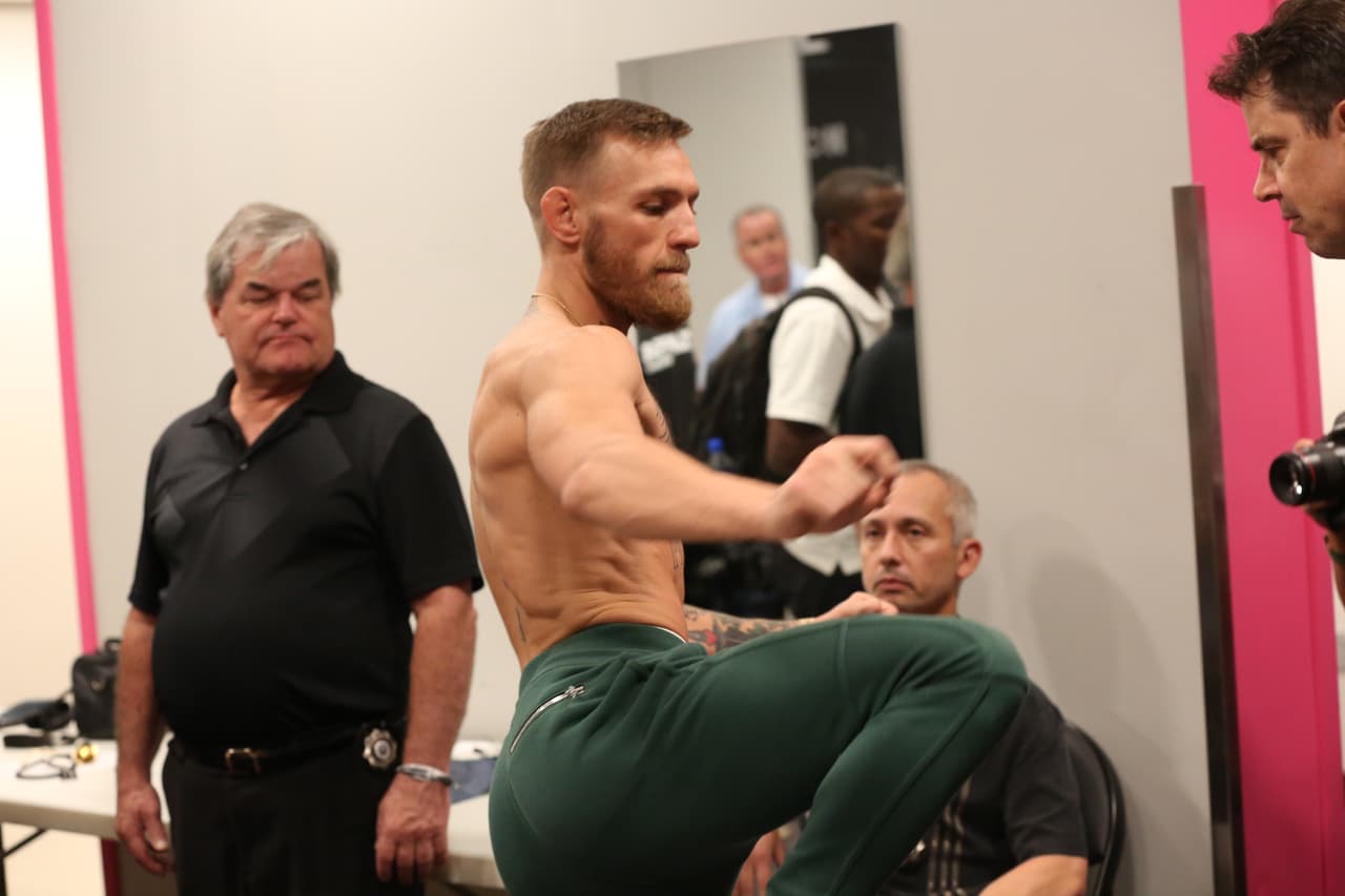 Las reglas son muy claras, nada de patadas durante la pelea. Aun así, Conor prefirió estirar un poco las piernas.