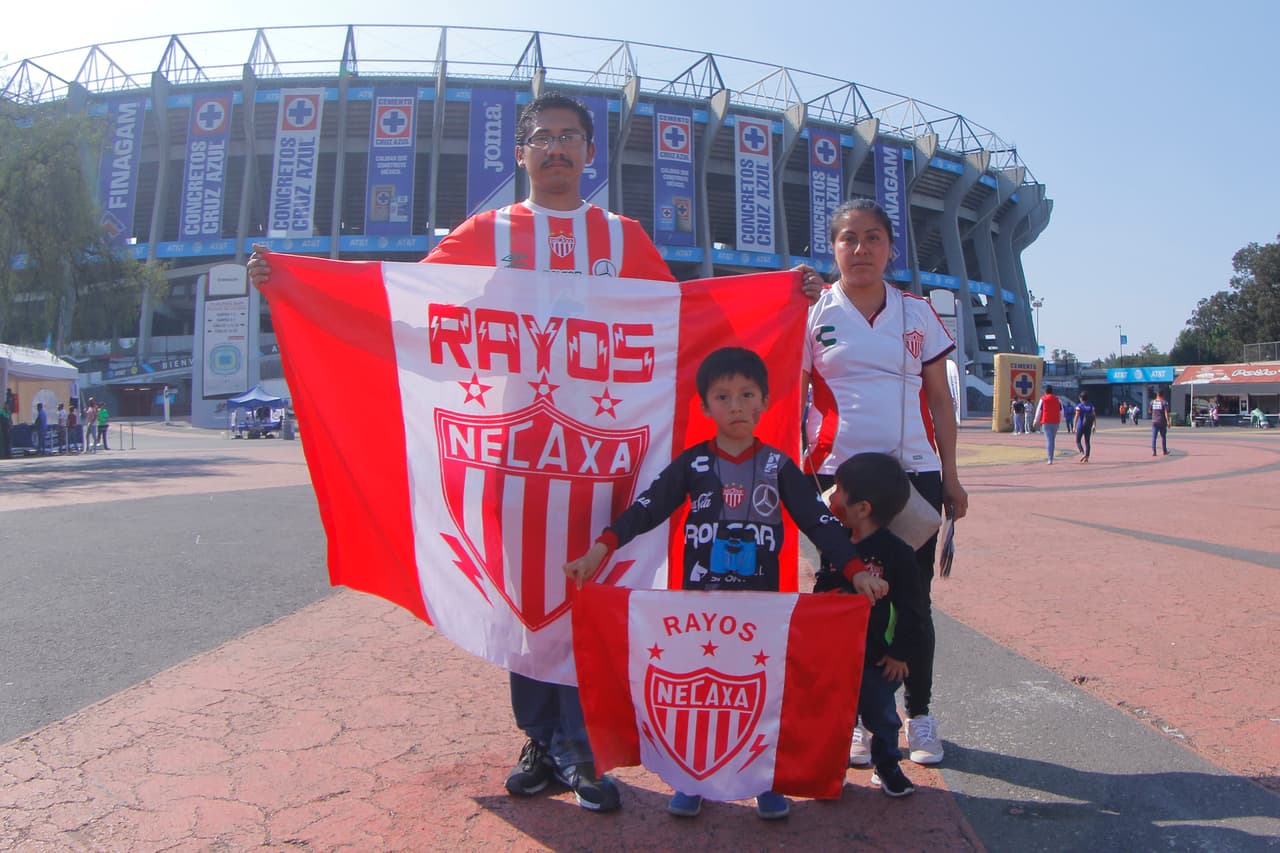 Los fanáticos de Cruz Azul y Necaxa viven la antesala del encuentro por la Jornada 9 del Clausura 2019 de la Liga MX en el Estadio Azteca.