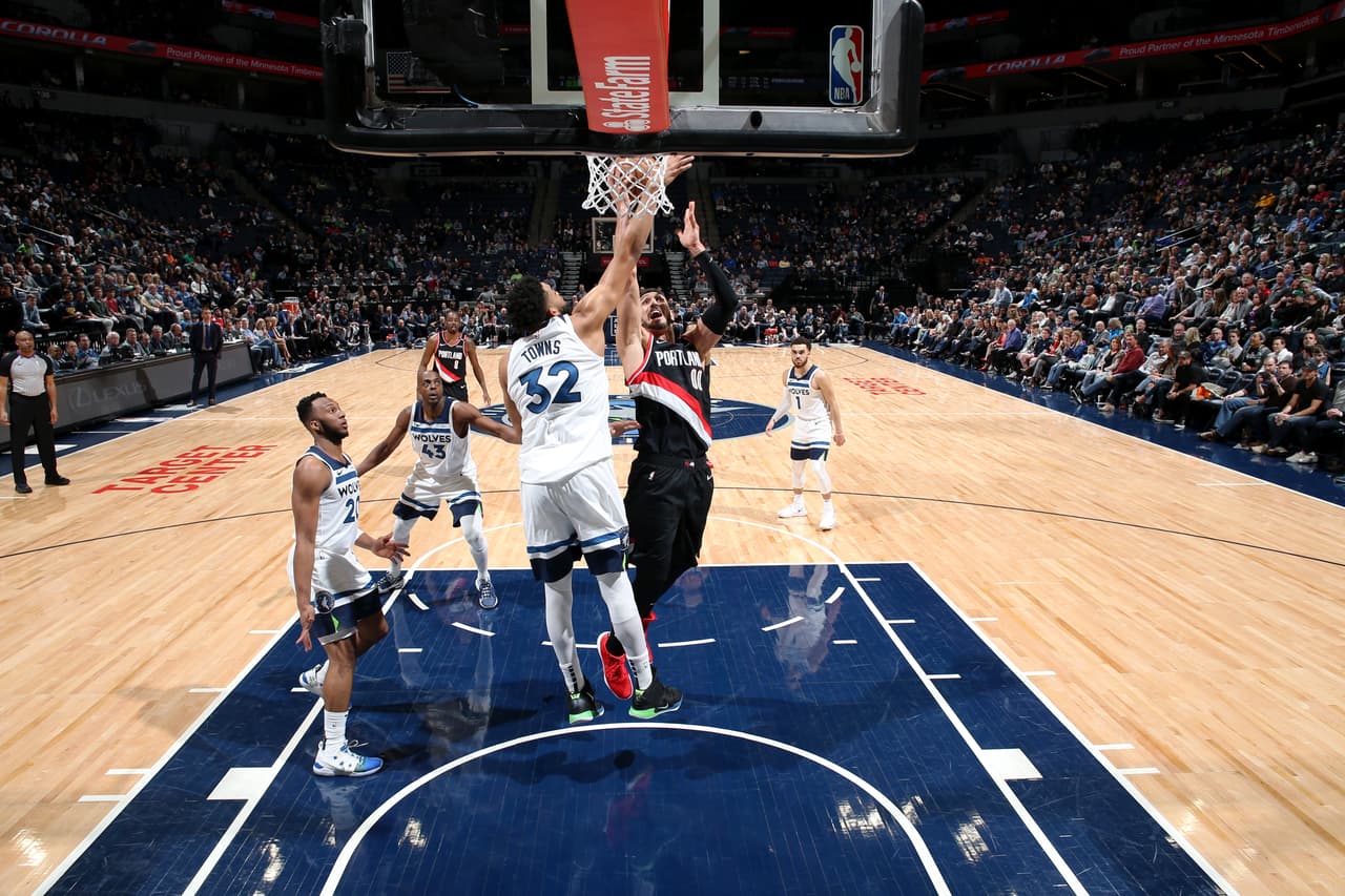 Trail Blazers 132-122 Timberwolves: el quinteto de Portland se mantiene en la zona alta del Oeste tras este nuevo triunfo ante Minnesota. Enes Kanter logró 20 puntos y 11 rebotes, destacado en los Blazers junto a Rodney Hood (21 puntos), Seth Curry (19) y Damian Lillard (15).