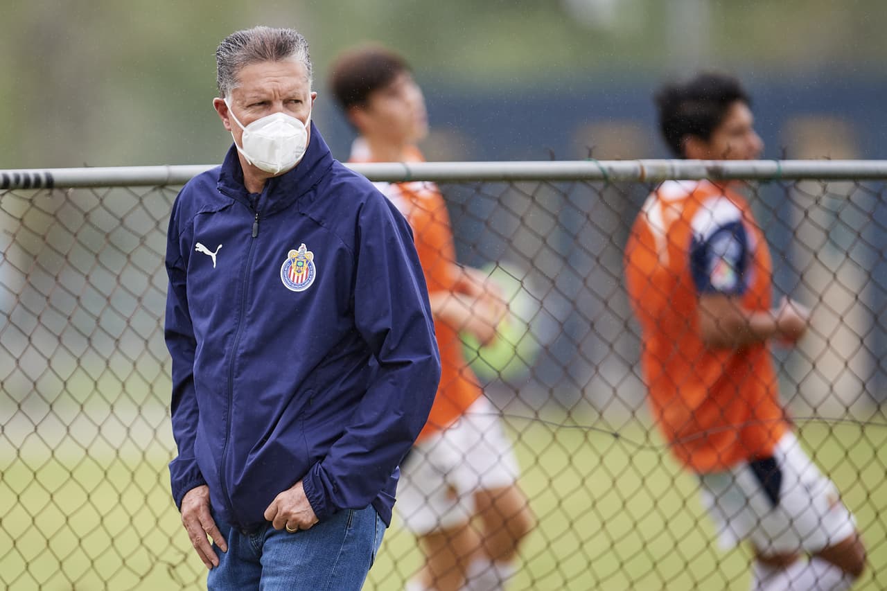 Chivas castiga al Gallito, Chofis y Peña por infringir el reglamento interno
