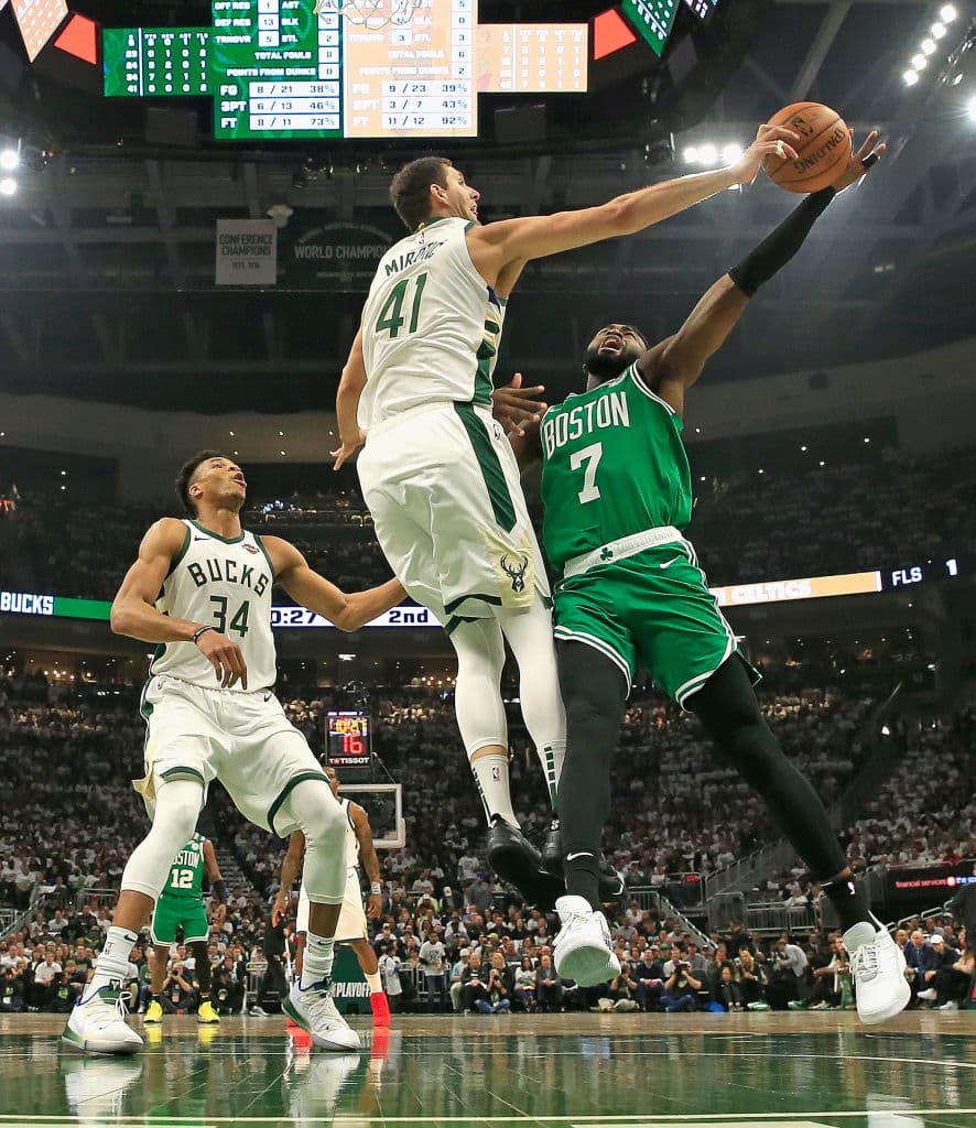 Este tapón de Nikola Mirotic fue uno de los cuatro que consiguieron los Milwaukee Bucks esta noche, aquí ante Jaylen Brown.