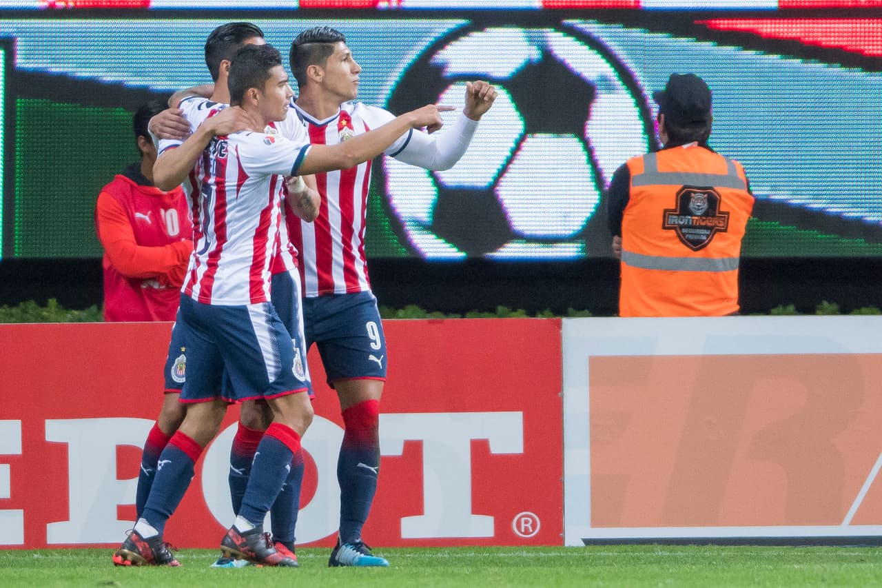 Cisneros remató de cabeza sólo en el área chica tras un centro de Rodolfo Pizarro. Esto fue lo último que lograron hacer en ataque.