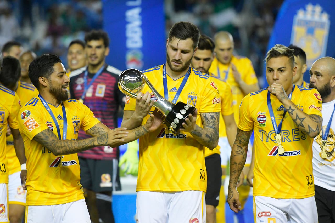 ¡Tigres se proclama Campeón del fútbol mexicano! Los felinos regiomontanos cosecharon su séptimo título de la Liga MX y se cuelan, aunque muchos se sigan negando a aceptarlo, entre los grandes del balompié azteca. Luego de superar en una Final de un solo gol a los Esmeraldas del León, así se dieron los festejos de los Tigres en patio ajeno, imágenes para el recuerdo y que hay que darse un tiempo para echarles un ojo, sobre todo la fiel afición de los felinos regios.