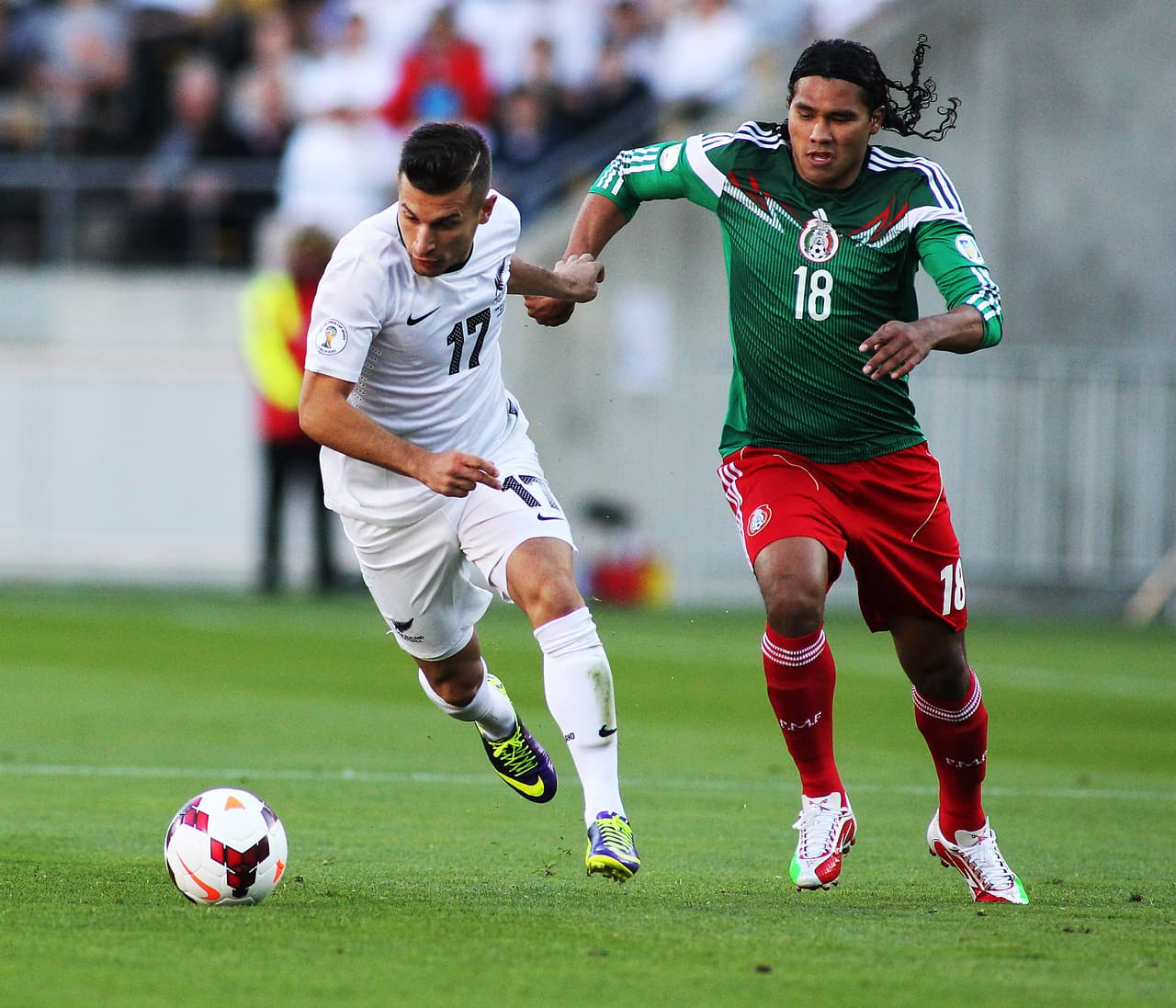 En el 2013 el Club León de Gustavo Matosas era el mandón de la Liga MX y esto se reflejó en la titularidad de Carlos Peña en la media cancha. El 'Gullit' aparece luchando contra el 'kiwi' Kosta Barbarouses...