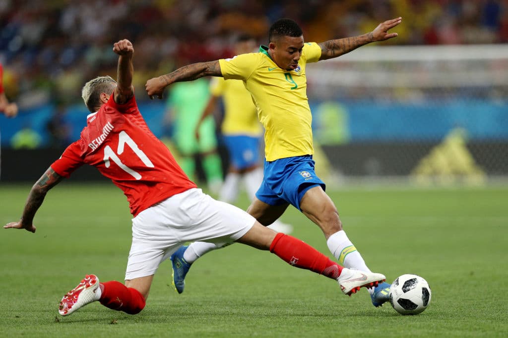 Vehrami siguió con su empeño de 'asfixiar' a Neymar y vaya que le causó problemas, pero es aquí cuando se resiente del muslo y debe ser sustituido del partido el veterano jugador suizo.