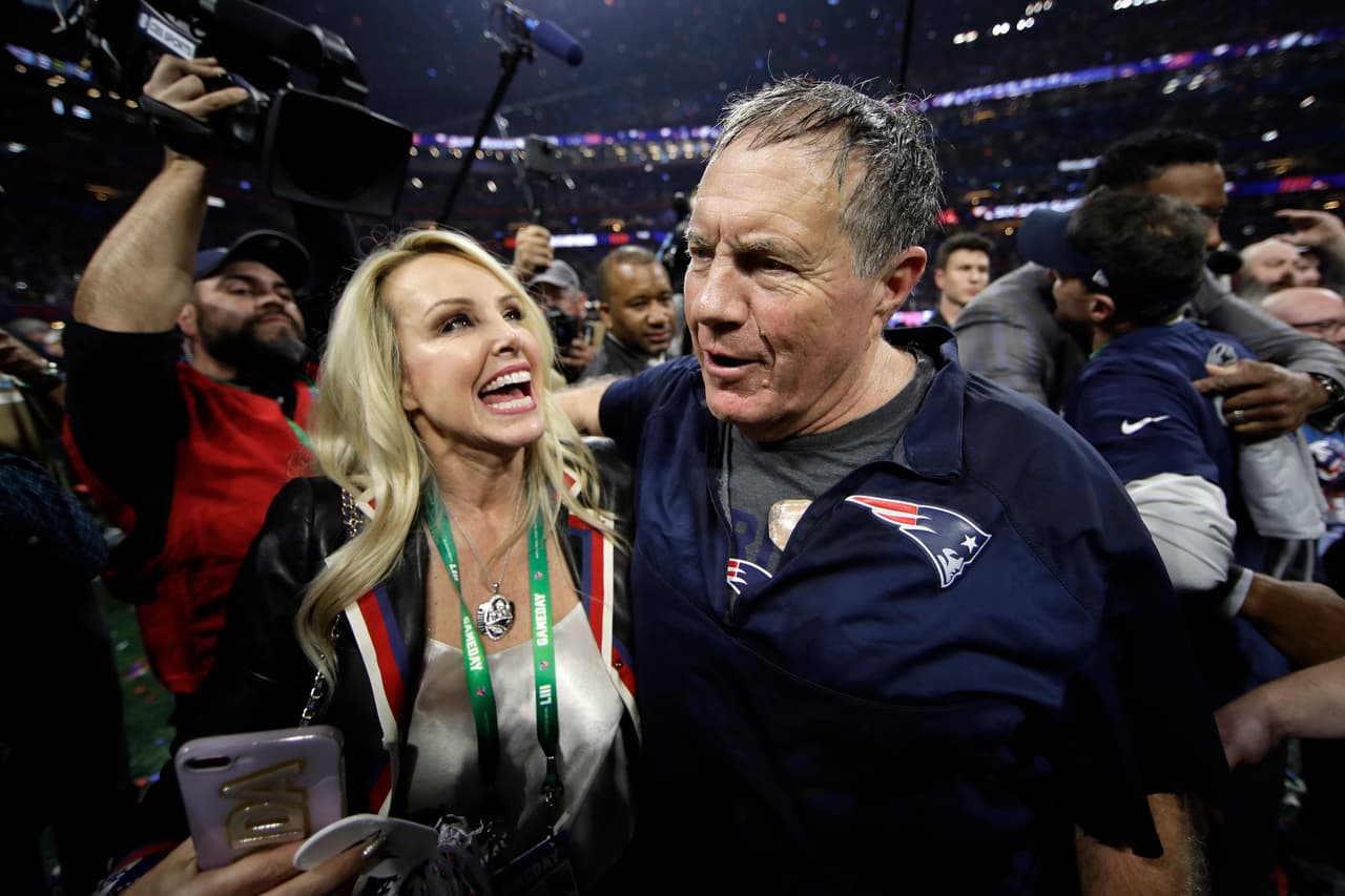 Los familiares acuden al terreno de juego para multiplicar la felicidad de los festejos, de este apoteósico momento.