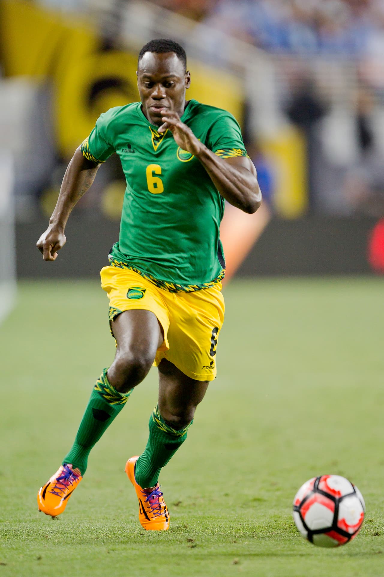 La equipación jamaiquina de visitante también es colorida y muy moderna.