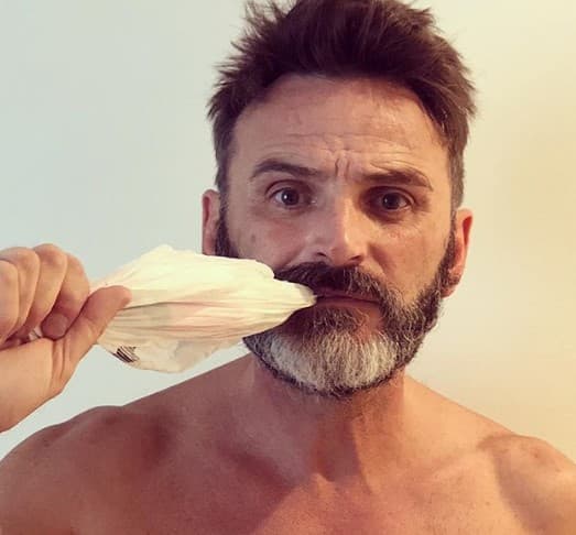 El reto en España comenzó a hacerse viral por medio del actor Fernando Tejero, que retó a Alejandro Sanz y a Nathalie Poza.