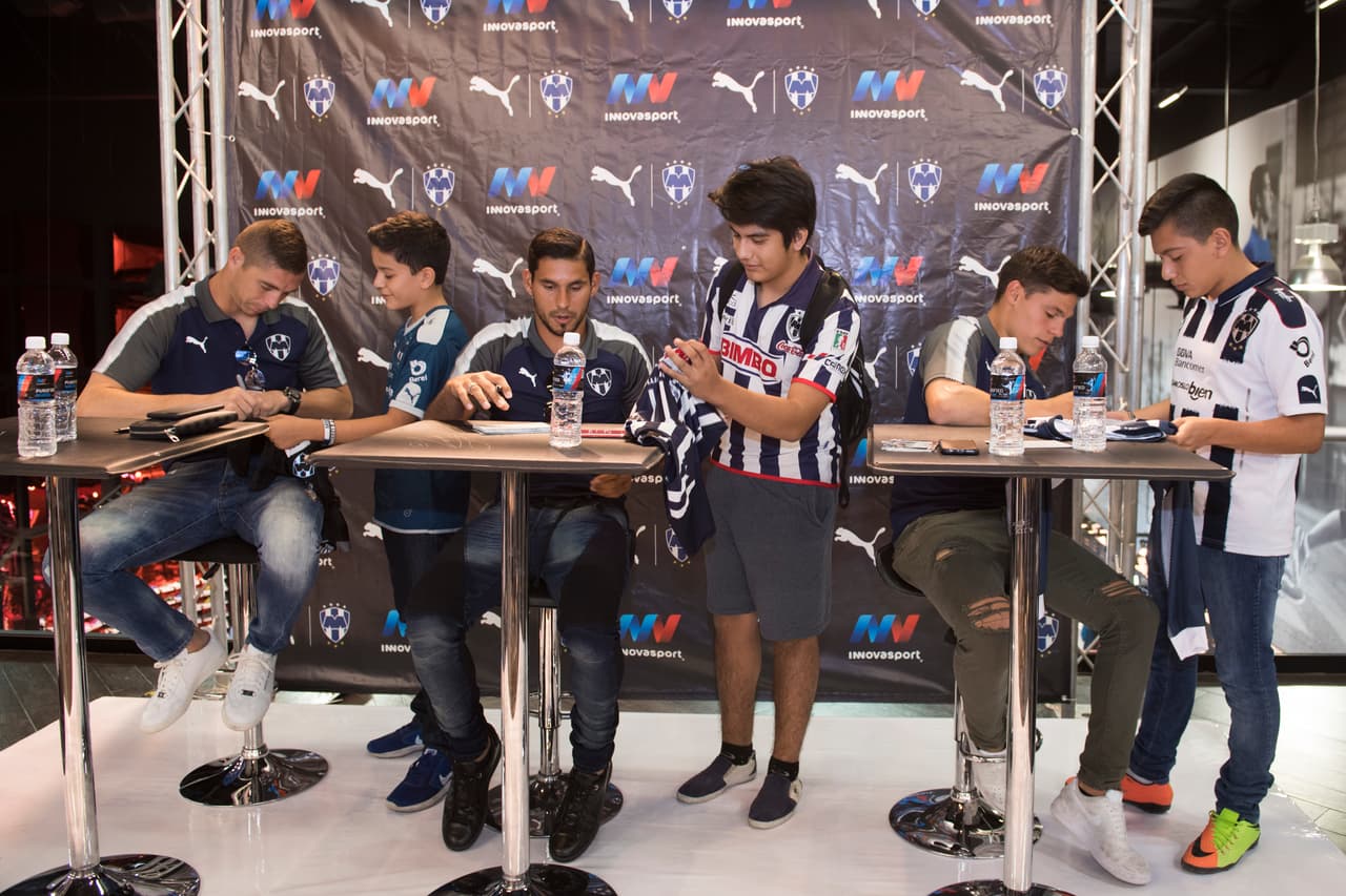 Juan Pablo Carrizo, Jorge Benítez y 'Ponchito' González fueron quienes llegaron al Innovasport Contry a compartir con la afición.