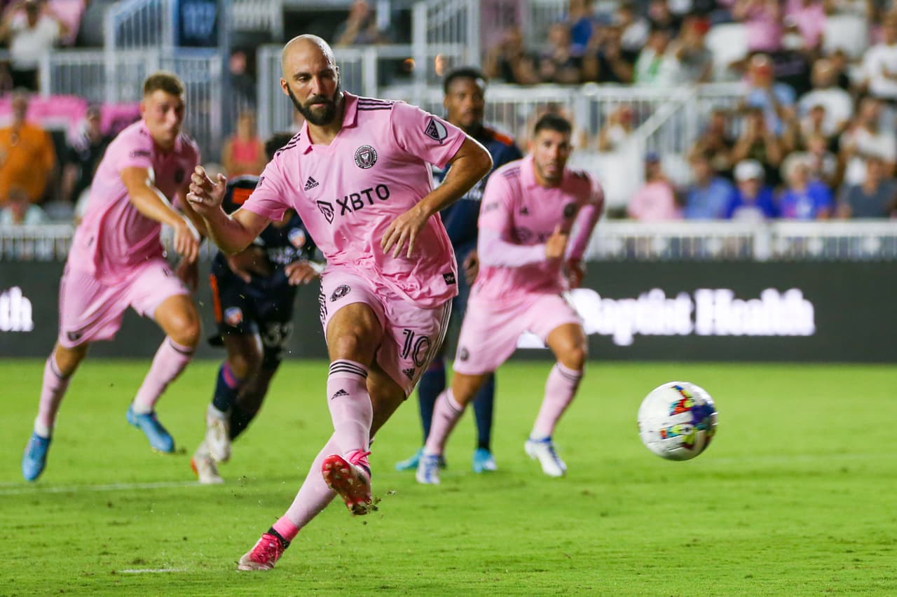 "He recuperado confianza, las ganas...me encuentro en uno de los mejores momentos de mi vida. Entiendo que lo único que sirve en el fútbol es el éxito y no el recorrido que uno hace. Yo ya estoy a una altura de mi vida en que ni los elogios me hacen sentir el mejor ni las críticas el peor", declaró "Pipita" Higuaín al revelar su sentir por su actual recorrido en la MLS.