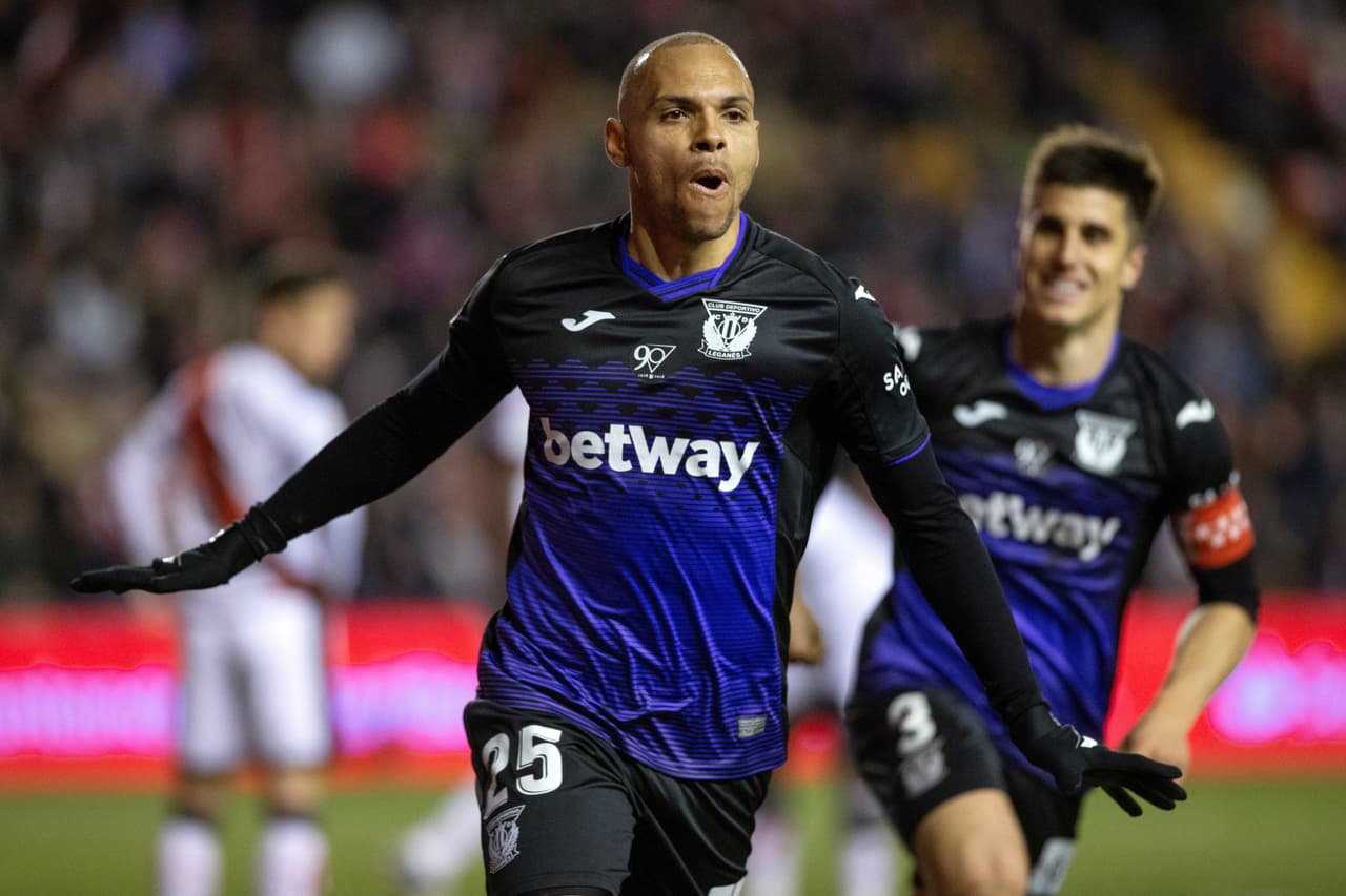 Pero para desgracia de los locales, fue la visita la que se puso adelante en el marcador, a los 36 minutos, por cinducto de Martin Braithwaite (25).