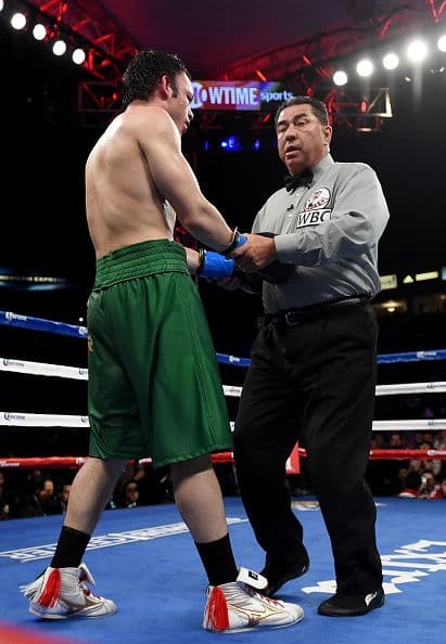 El réferi llego hasta los ocho segundos, tiempo en el que se levantó el mexicano.