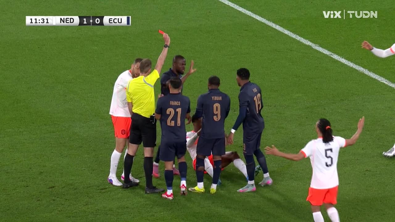 ¡Roja y a las regaderas! La mortal falta de Denzel Dumfries