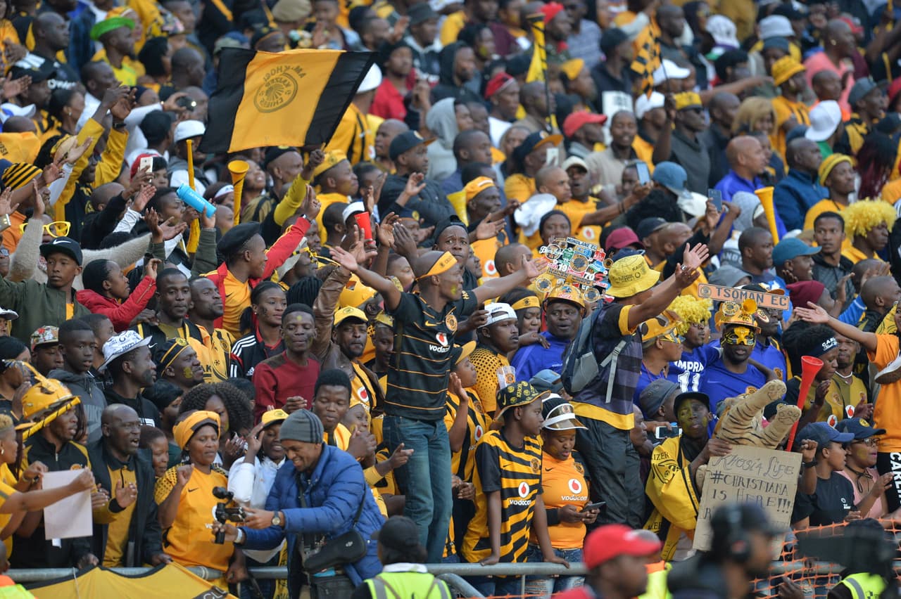 Tradicionalmente, el Derby de Soweto atrae entre 80 y 90 mil aficionados cada vez que ambos clubes se enfrentan.