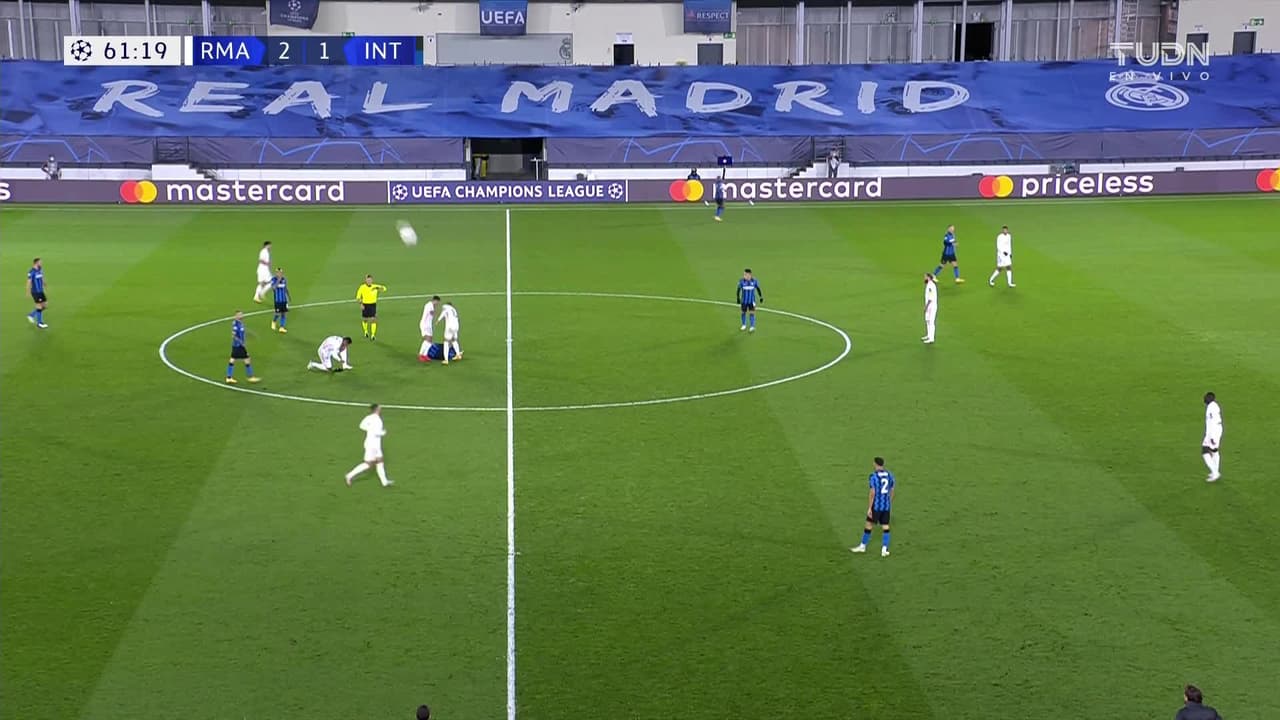 Tarjeta amarilla. El árbitro amonesta a Federico Valverde de Real Madrid.