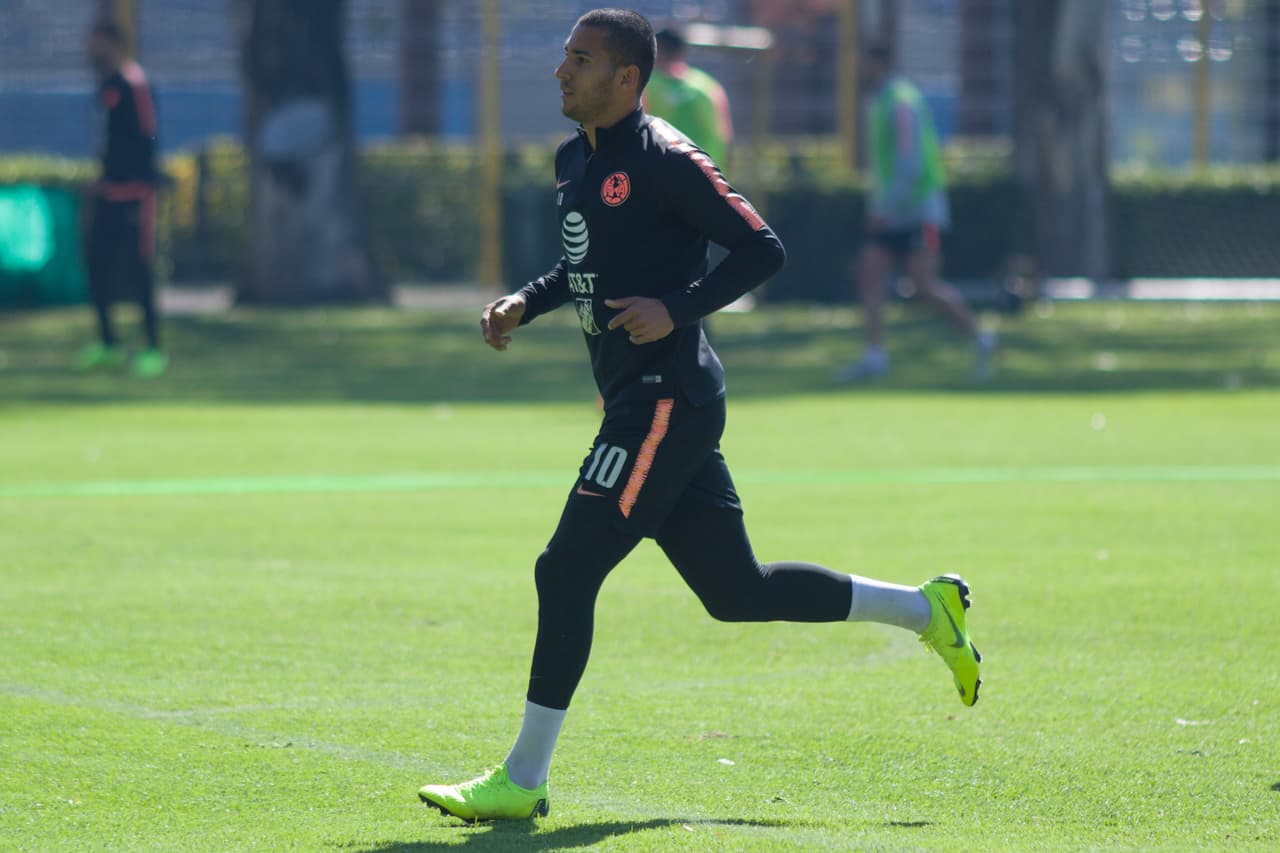 La salida de Domínguez todavía sigue en duda pues todavía no se cierra su acuerdo con Independiente, pero parece más afuera que adentro de América.