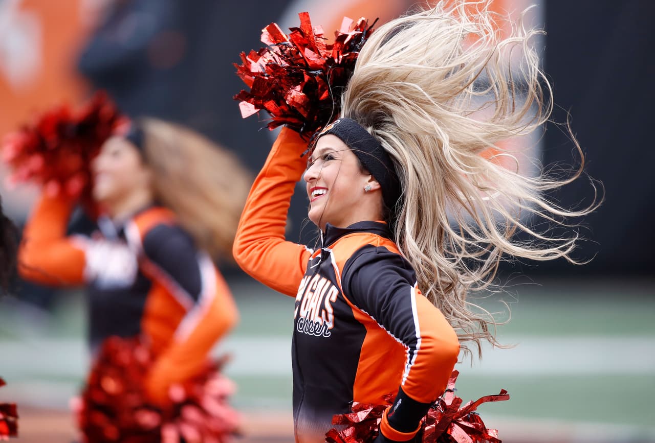 Las curiosidades y alegría de los fanáticos se mezclan con la energía de las porristas del fútbol americano de la NFL.