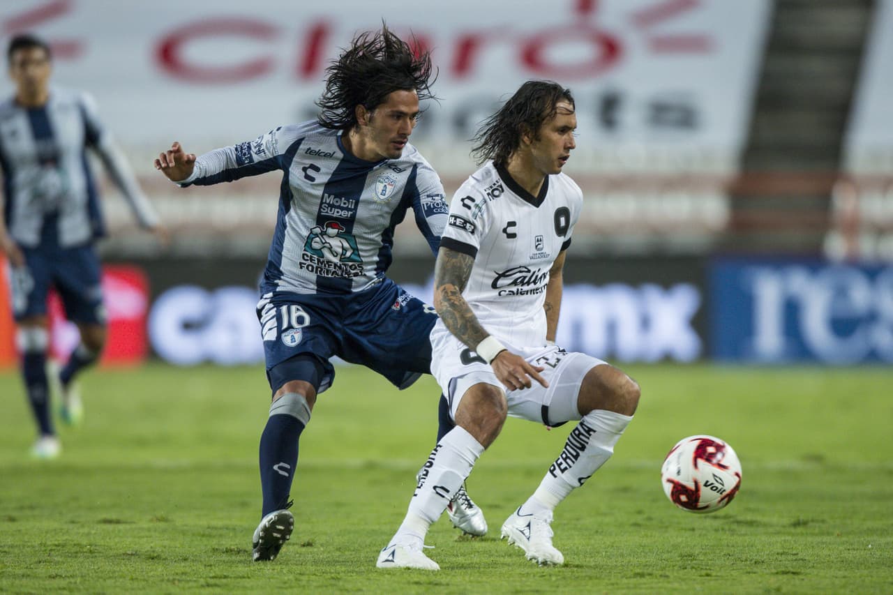 El Burrito Hernández se multiplica en el medio campo y comienza a recuperar deamasiados balones.