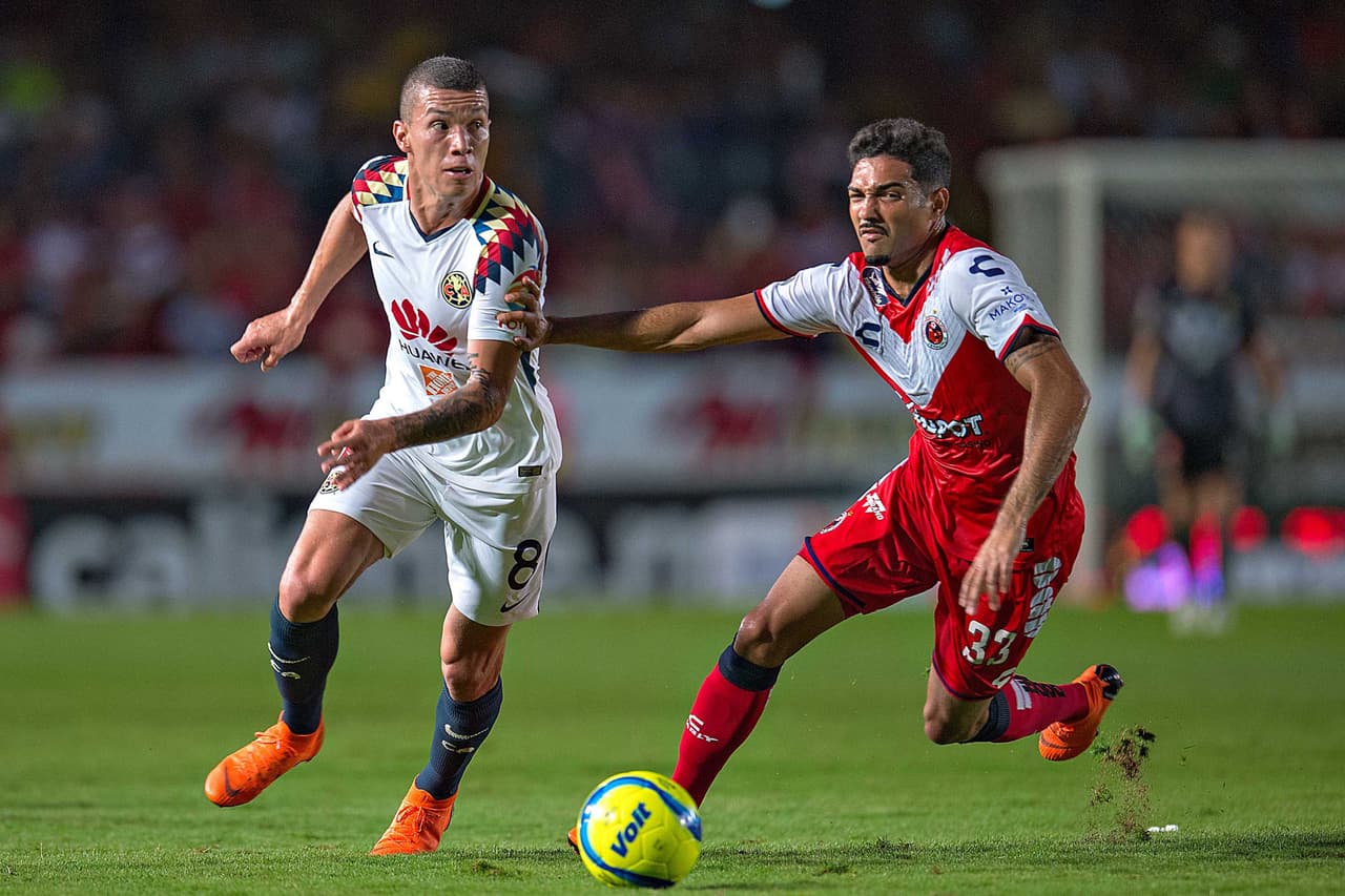 El colombiano Mateus Uribe le daba manejo al mediocampo de los de Coapa, pero no era suficiente. Hacía falta algo más.