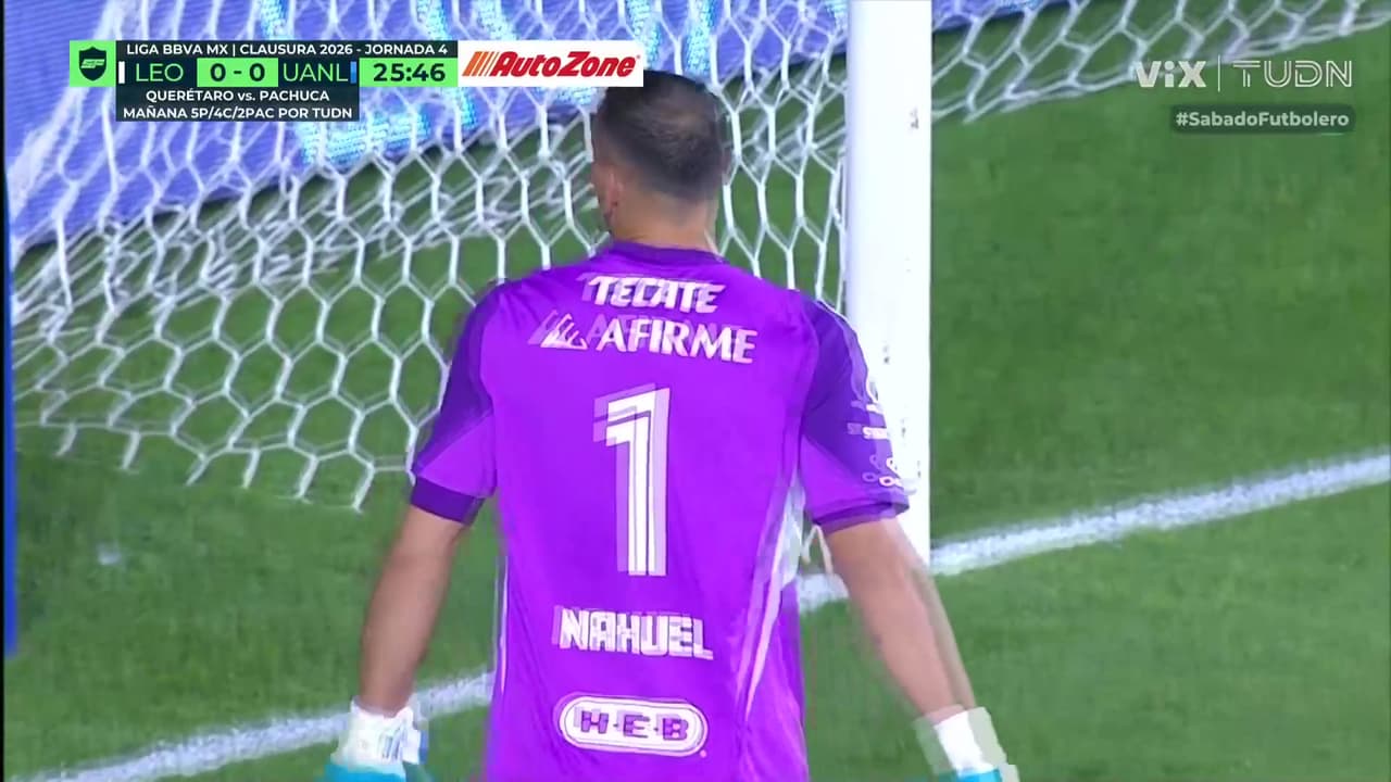¡Se salva del oso! Nahuel Guzmán sale mal e Ismael Díaz se pierde el gol