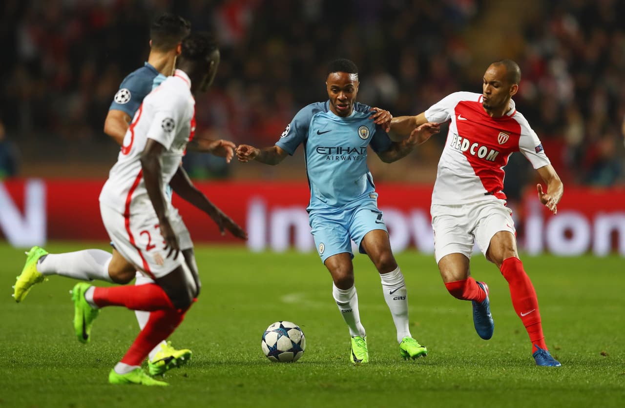 Raheem Sterling tampoco pudo por la banda derecha ante la marca de los jugadores del Principado. Aunque no fue el único, de hecho, el equipo inglés no pateó al arco en los primeros 45 minutos.