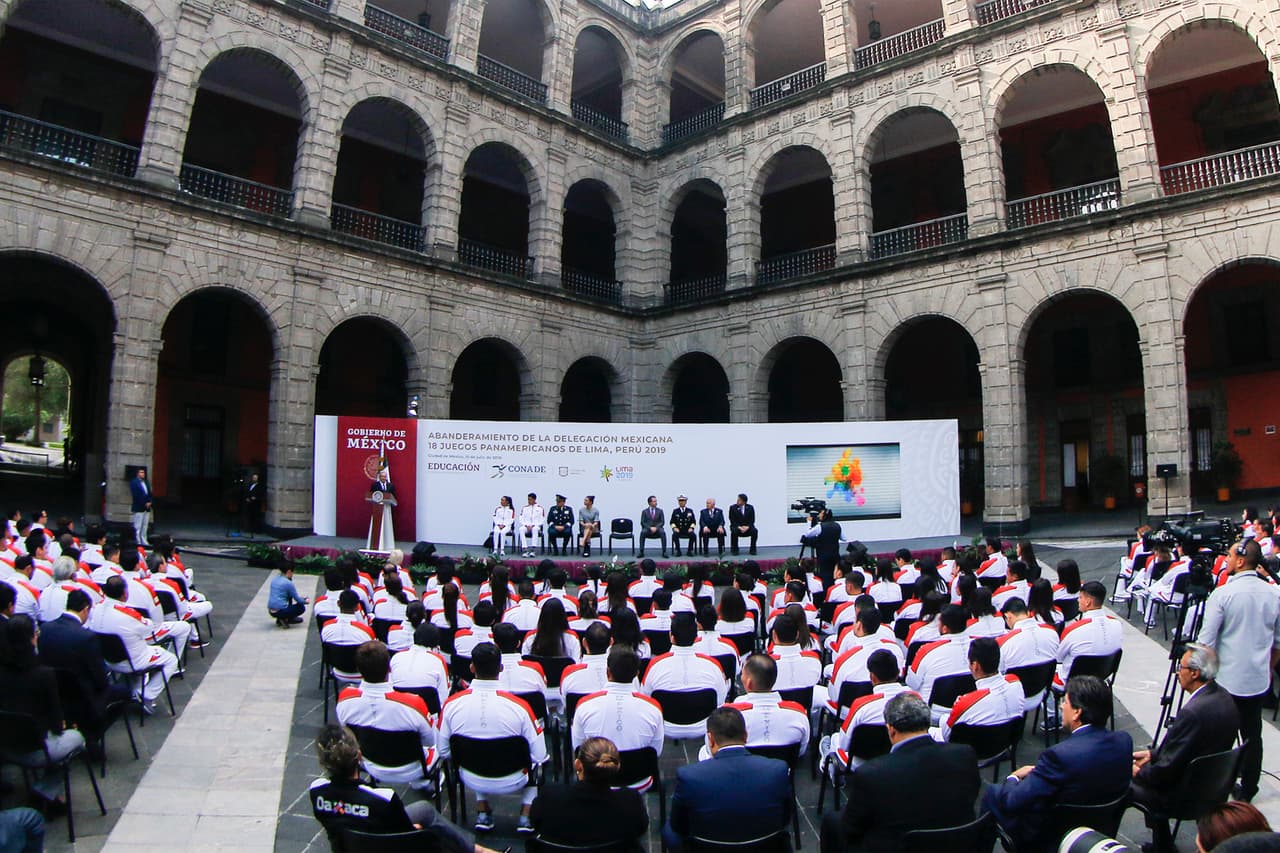 El momento de cambio que vive México ayudará a que sus deportistas tengan una buena actuación en los Juegos Panamericanos de Lima 2019, señaló el presidente Andrés Manuel López Obrador durante el abanderamiento de la delegación mexicana que acudirá a la justa continental. Los Panamericanos de Lima arrancan el viernes 26 de julio y México irá con la meta de lograr su mejor actuación en unos juegos realizados fuera de casa.“Estoy seguro que se obtendrán buenos resultados porque se viven momentos de cambio en el país”, destacó López Obrador, quien asumió el gobierno en diciembre pasado. “Siempre que hay una transformación se avanza en lo cultural y en lo deportivo, así ocurrió después de la Revolución Mexicana y por eso estoy seguro que tendremos buenos resultados y que ustedes tendrán un buen desempeño”.