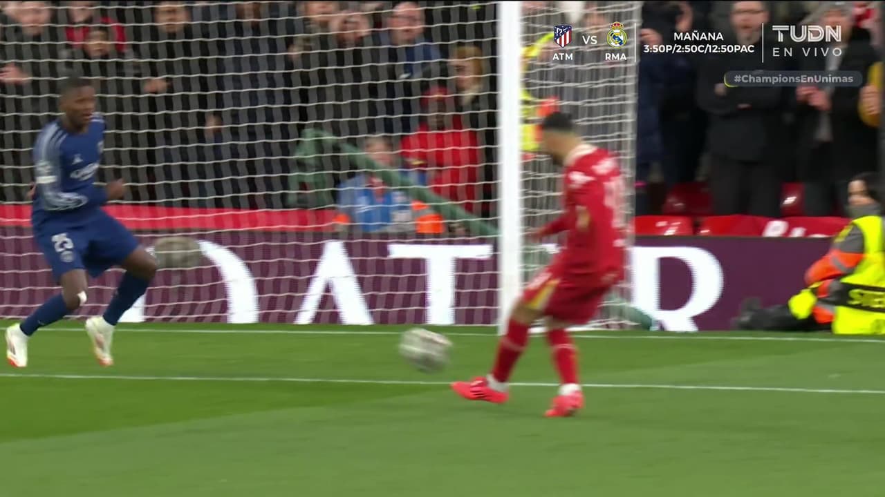 ¡Se salva el PSG! Nuno Mendes desvía el tiro de Salah