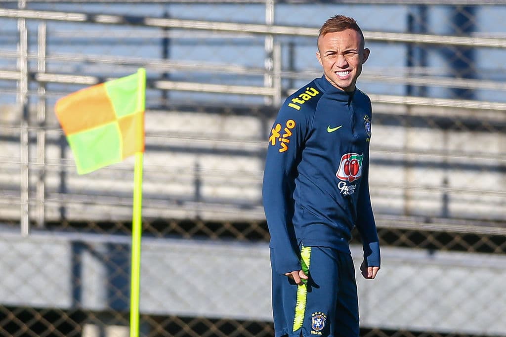 Brasil, además de la obligación como país sede, y todos su blasones, tiene la urgencia de recuperar el prestigio en la contienda continental, luego de que ganaran en 2007 la Copa América por última vez; en 2011 y en 2015, sucumbieron en la etapa de Cuartos de Final, ni más ni menos que, con Paraguay, el rival en turno este jueves. En 2016 la Canarinha ni siquiera pasó de la fase de grupos. Con esto en mente, el equipo plagado de estrellas, dirigido por Tite, cerró con fuerza su práctica final antes de volver a verse las caras con su modesto pero incómodo rival y vecino geográfico.