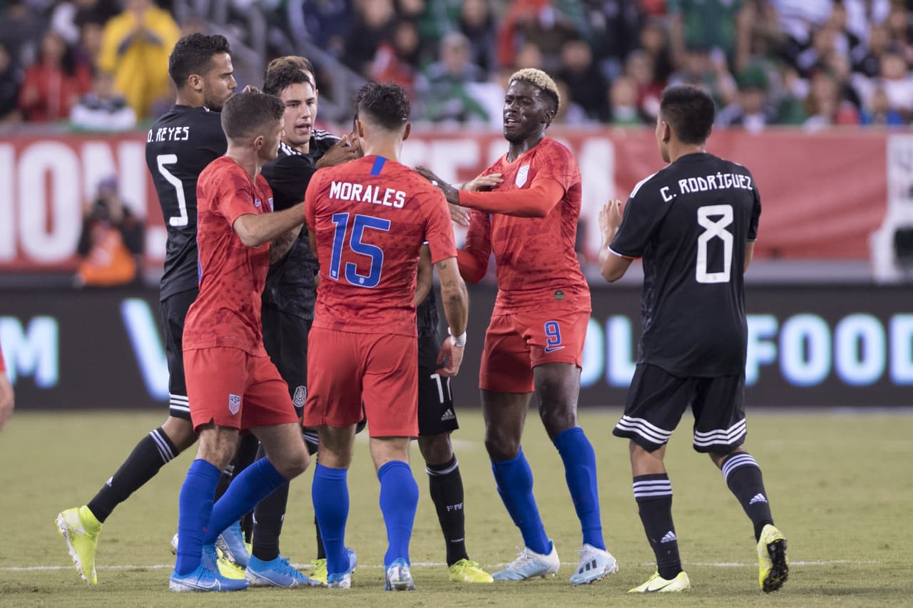 Con goles de Chicharito Hernández, Érick Gutiérrez y Uriel Antuna, México vence 3-0 al equipo de las barras y las estrellas; Orozco atajó un penal.