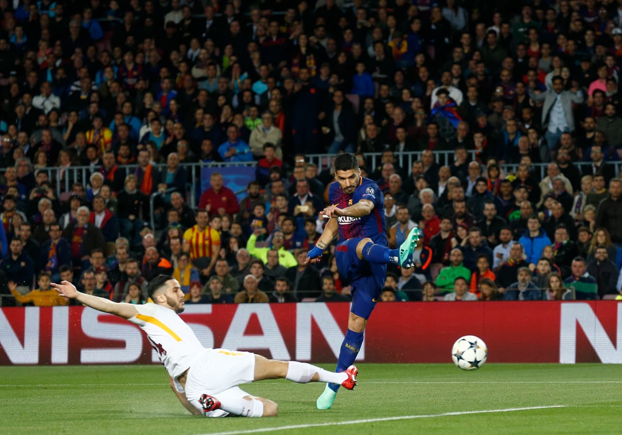 La primera del partido fue del uruguayo Suárez con este remate. Entró, pero el árbitro sancionó fuera de juego y quedó invalidado.