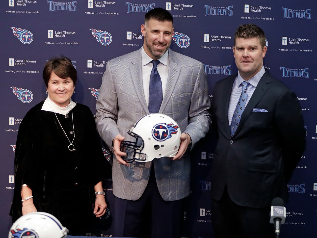El nuevo entrenador en jefe de los Titanes de Tennessee, Mike Vrabel, posa con la dueña del equipo, Amy Adams Strunk, y el gerente general Jon Robinson durante una conferencia de prensa el lunes 22 de enero de 2018
<br>en Nashville, Tennessee.