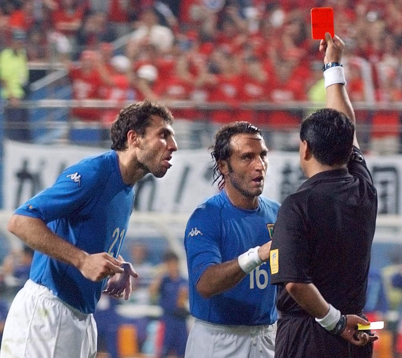 Todo empeoró cuando el árbitro ecuatoriano expulsó a Francesco Totti en el alargue por supuestamente simular una falta, cuando se tropezó con un rival. Su presentación era un desastre.