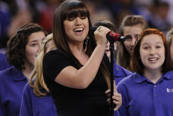 La cantante tomó el micrófono para entonarlo.